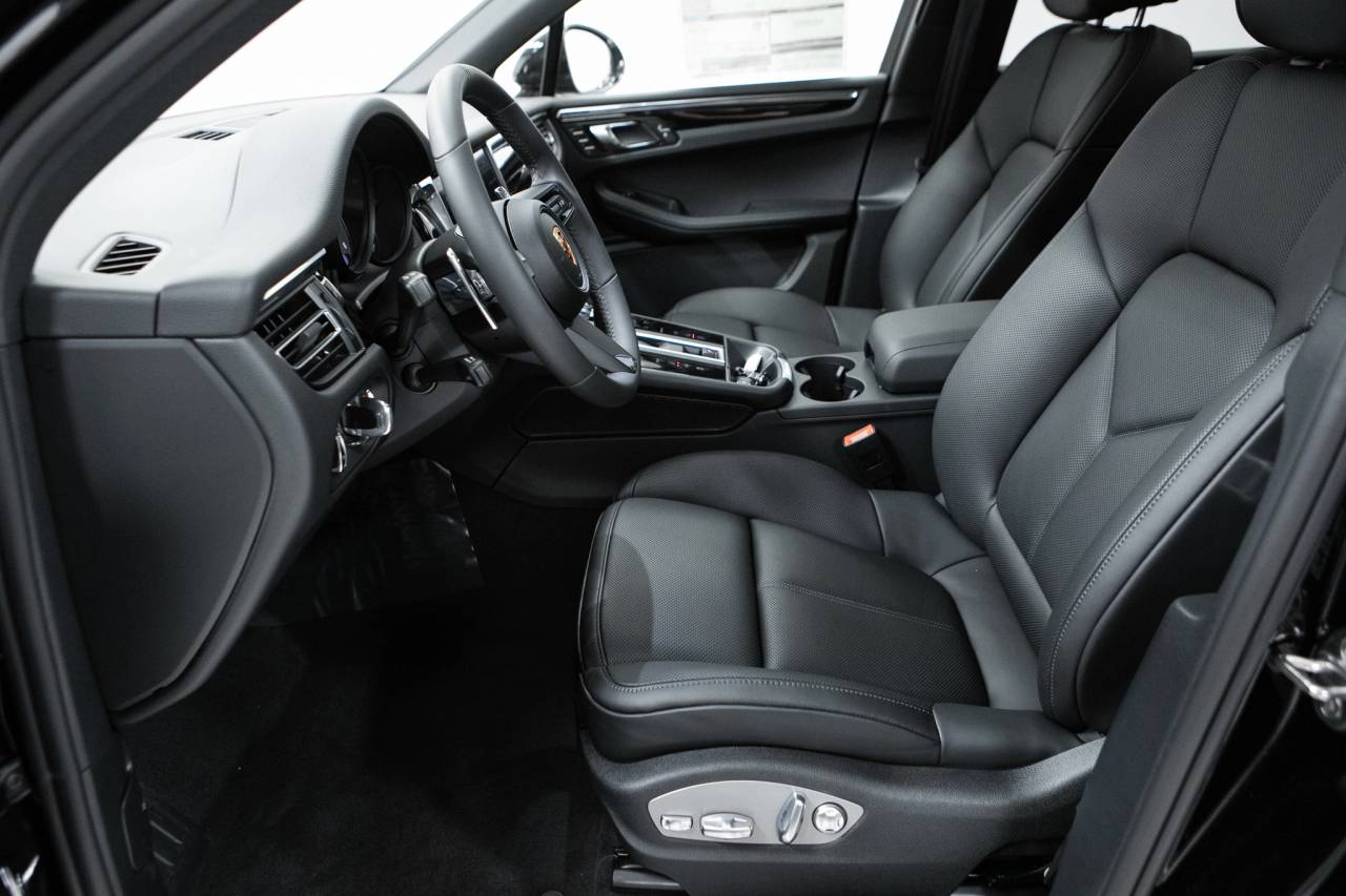 Thumbnail: 2026 Porsche Macan - 21