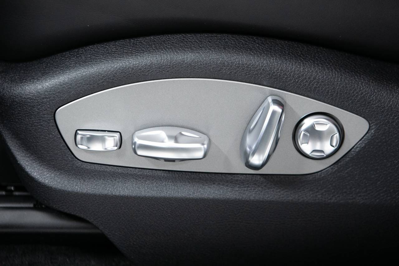 Thumbnail: 2026 Porsche Macan - 24