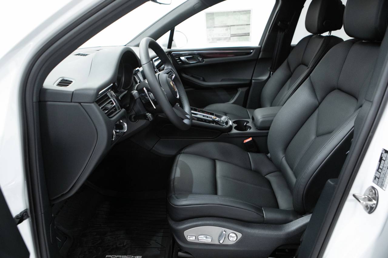 Thumbnail: 2026 Porsche Macan - 23