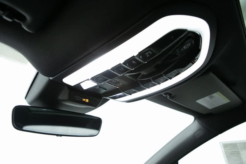 Thumbnail: 2025 Porsche Macan - 32