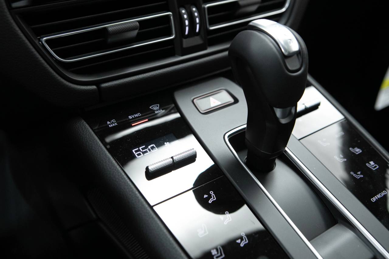 Thumbnail: 2026 Porsche Macan - 27