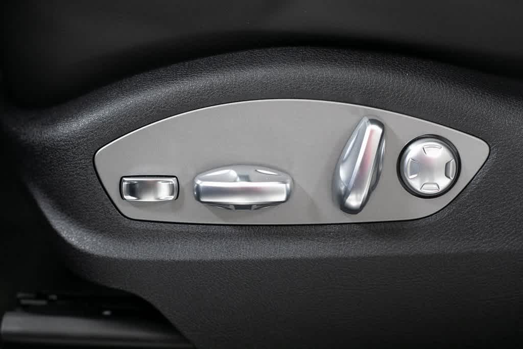 Thumbnail: 2025 Porsche Macan - 20