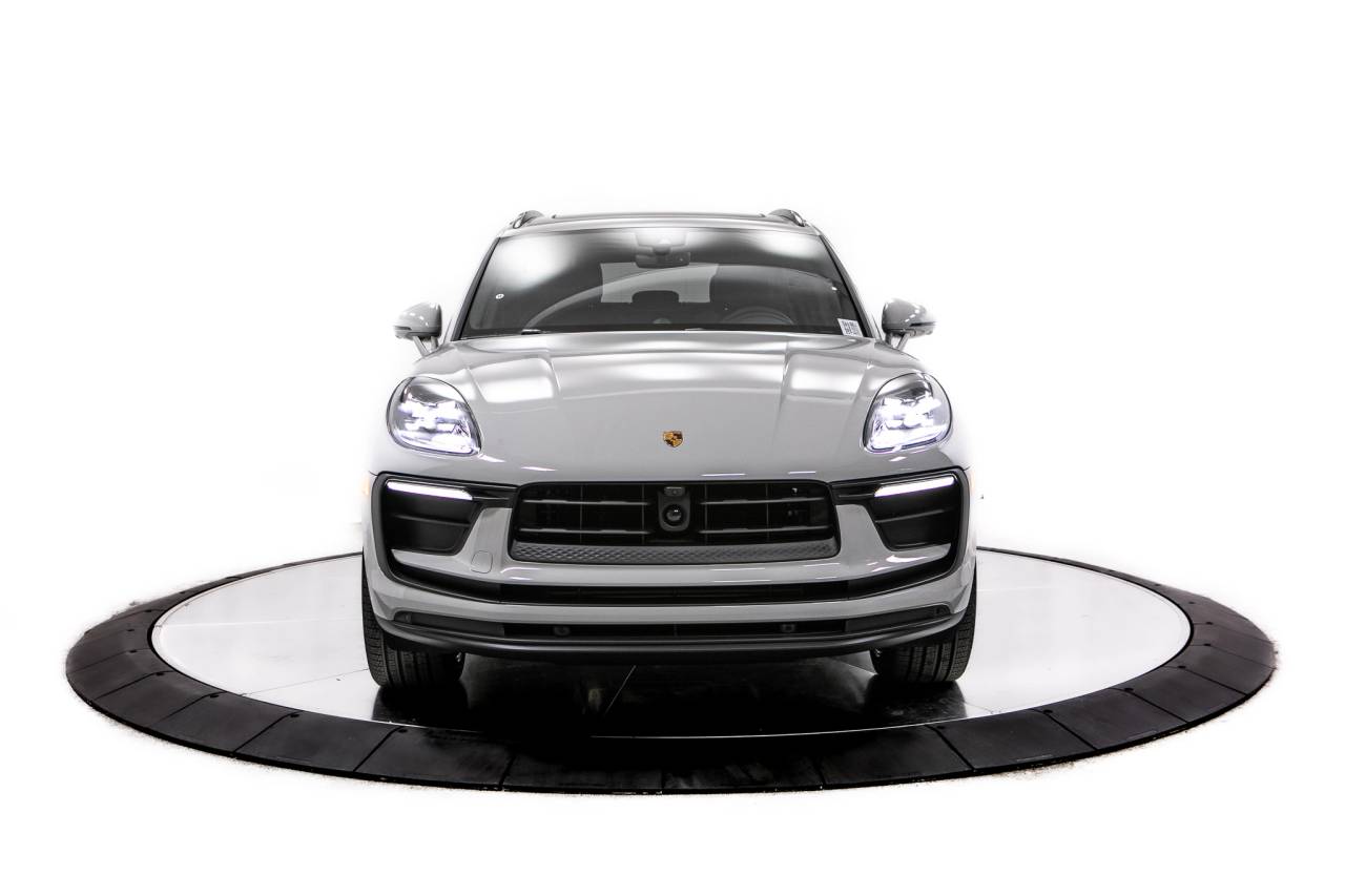 Thumbnail: 2026 Porsche Macan - 10