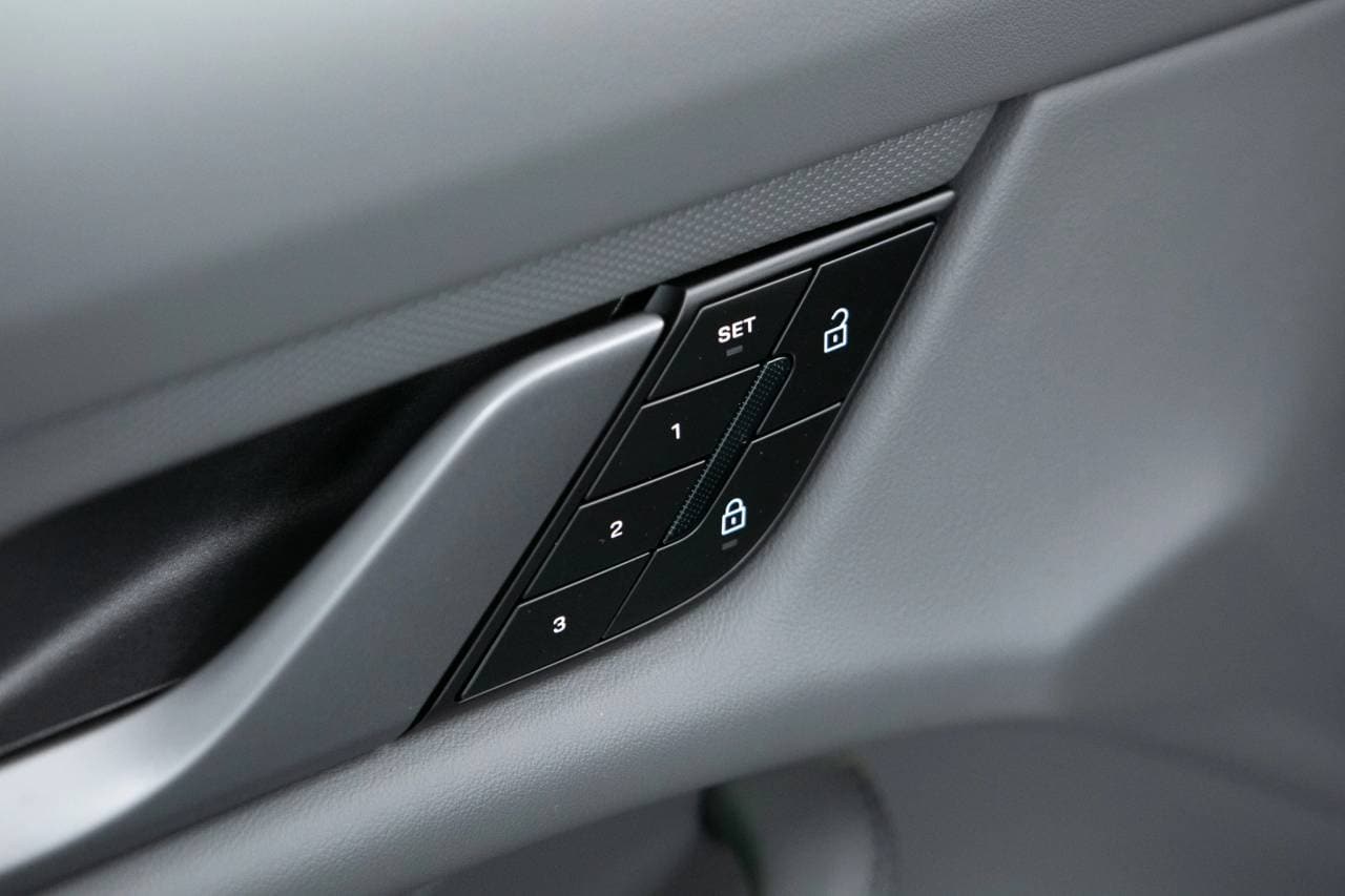 Thumbnail: 2025 Porsche Taycan - 26