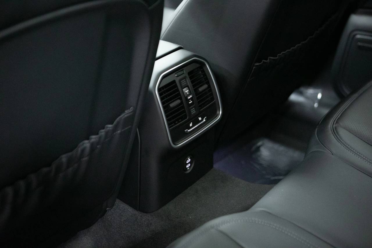 Thumbnail: 2026 Porsche Macan - 36