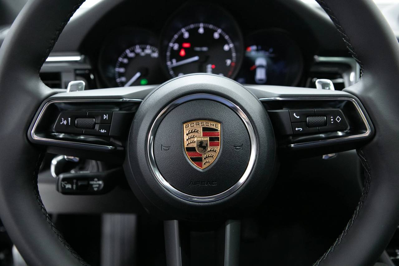 Thumbnail: 2026 Porsche Macan - 21