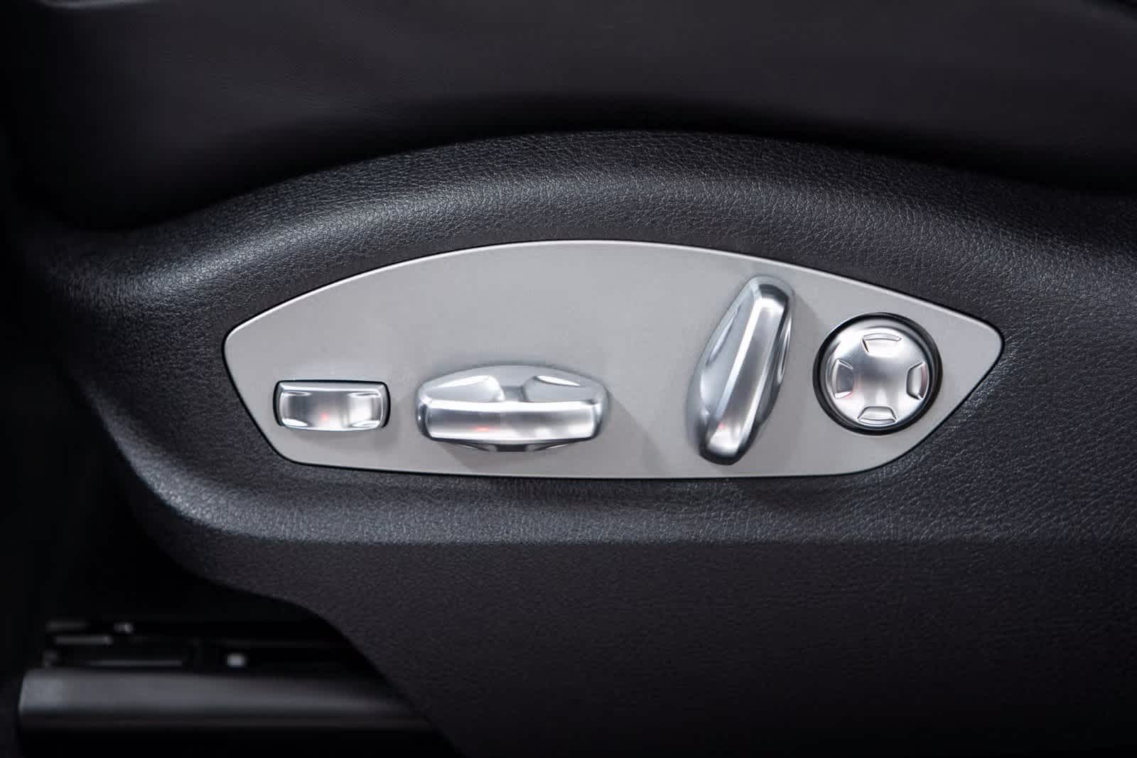 Thumbnail: 2025 Porsche Macan - 18