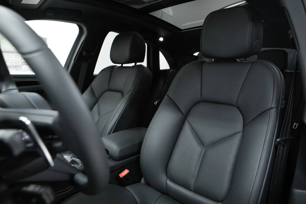 Thumbnail: 2026 Porsche Macan - 5