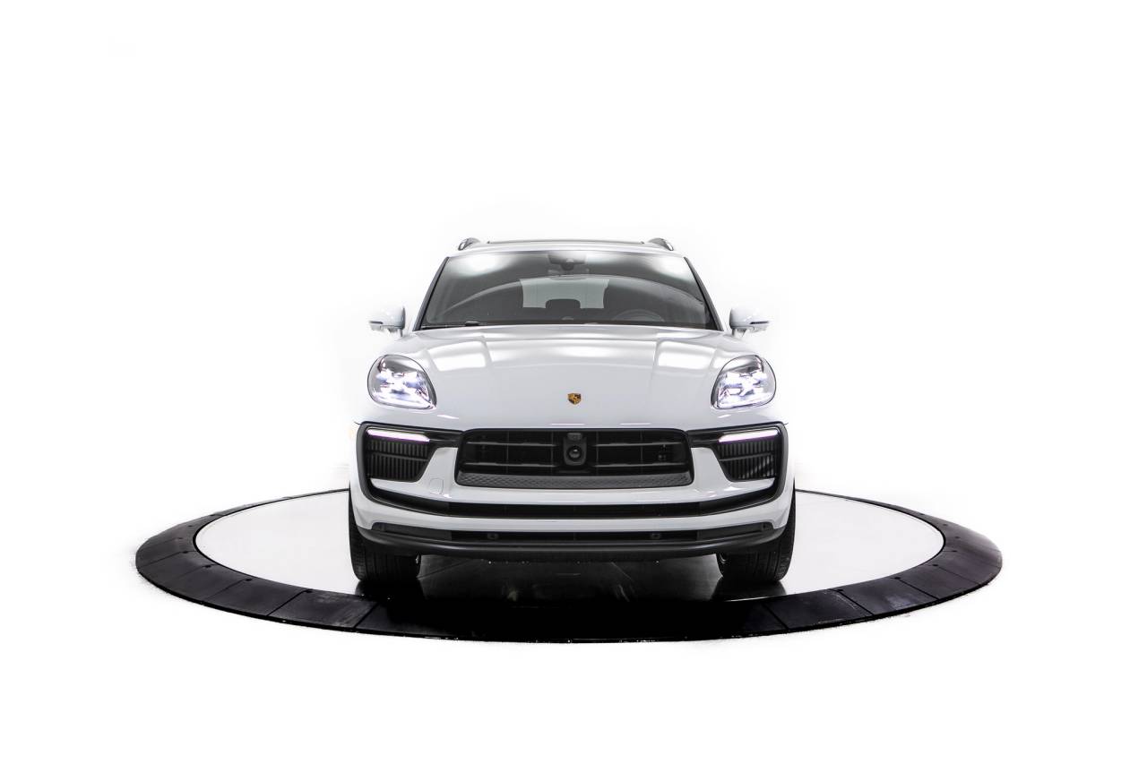 Thumbnail: 2026 Porsche Macan - 10