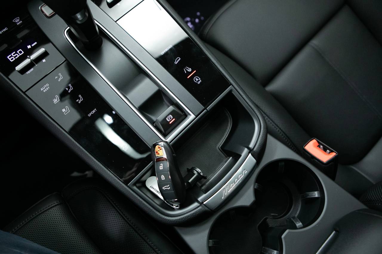 Thumbnail: 2026 Porsche Macan - 32