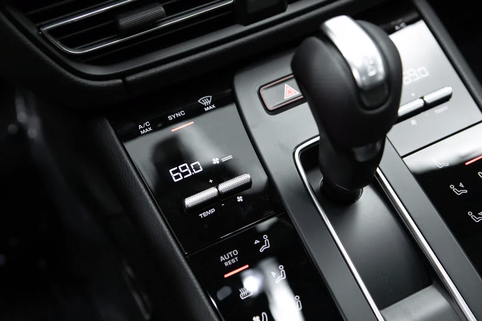 Thumbnail: 2026 Porsche Macan - 31
