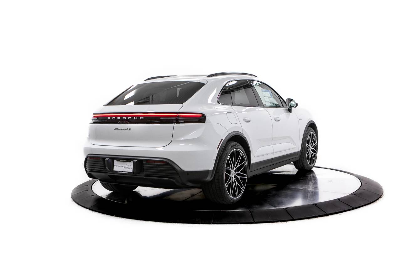 Thumbnail: 2026 Porsche Macan - 7