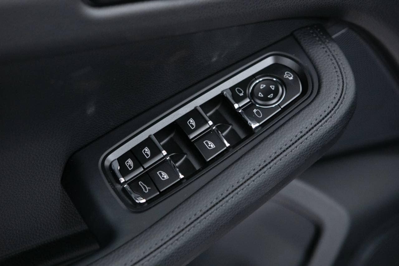 Thumbnail: 2026 Porsche Macan - 25