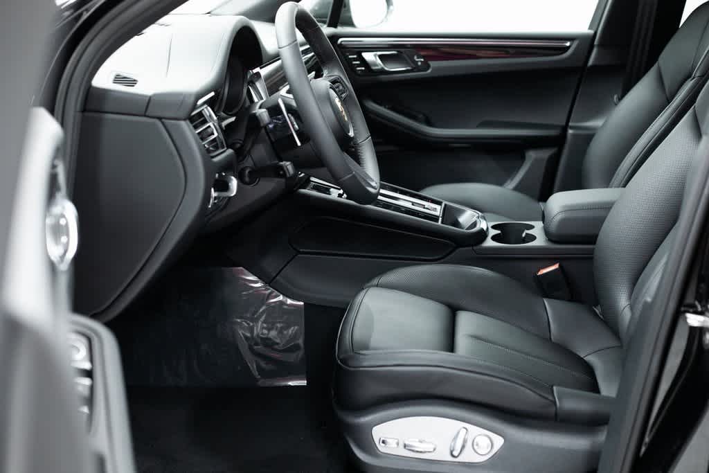 Thumbnail: 2025 Porsche Macan - 15