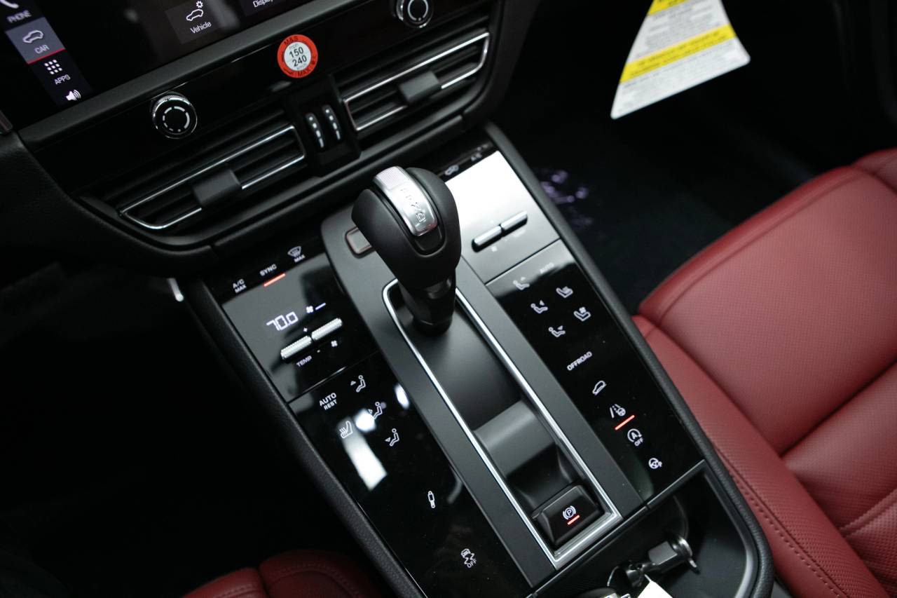 Thumbnail: 2026 Porsche Macan - 29