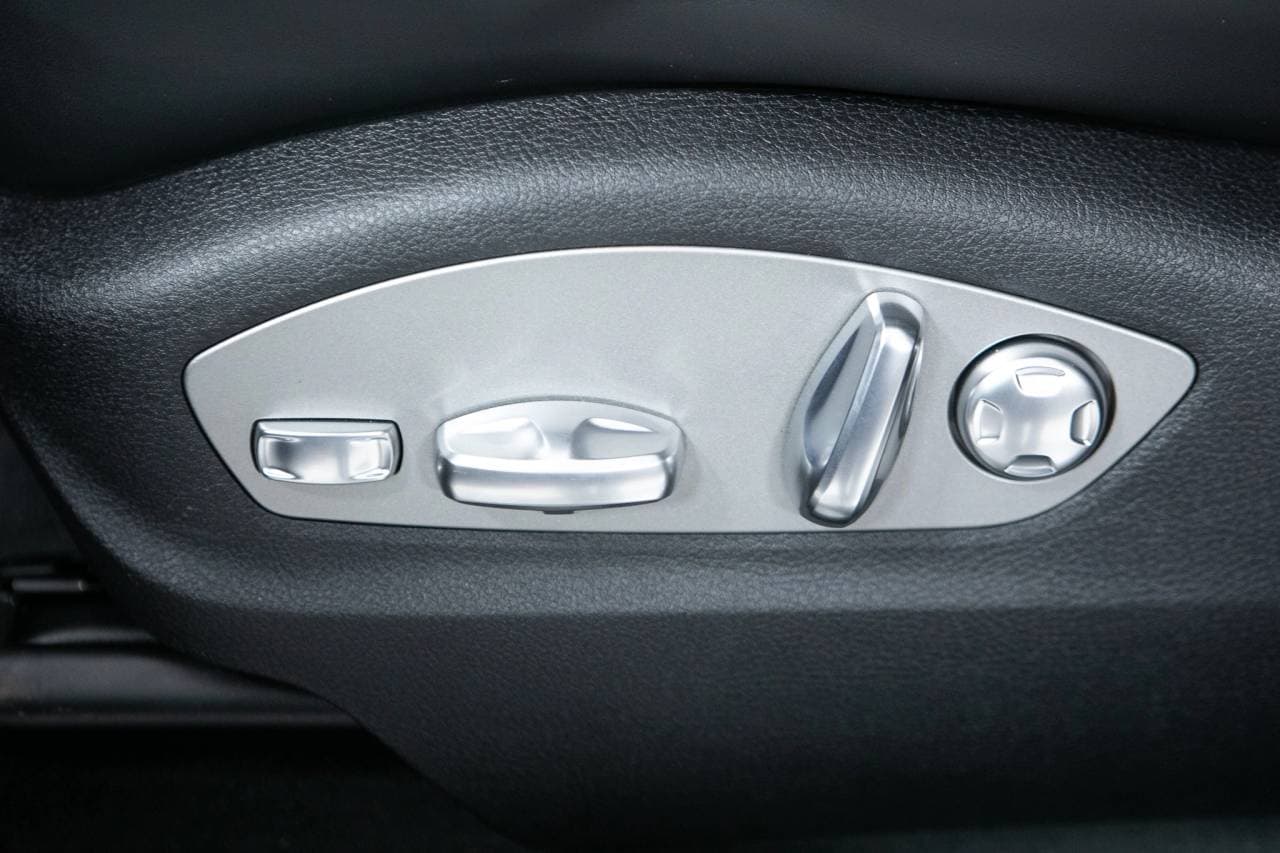 Thumbnail: 2026 Porsche Macan - 24