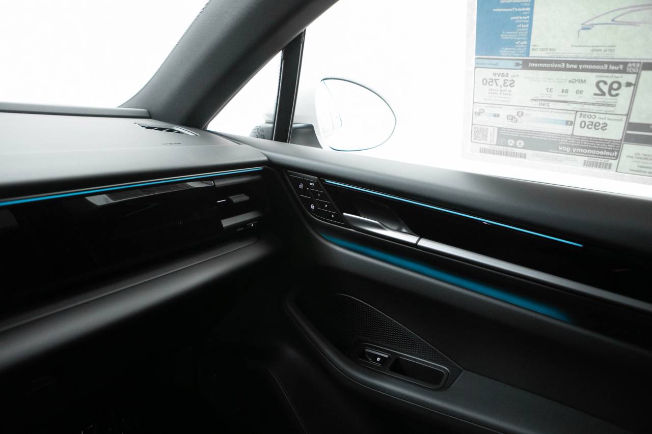 Thumbnail: 2026 Porsche Macan - 33