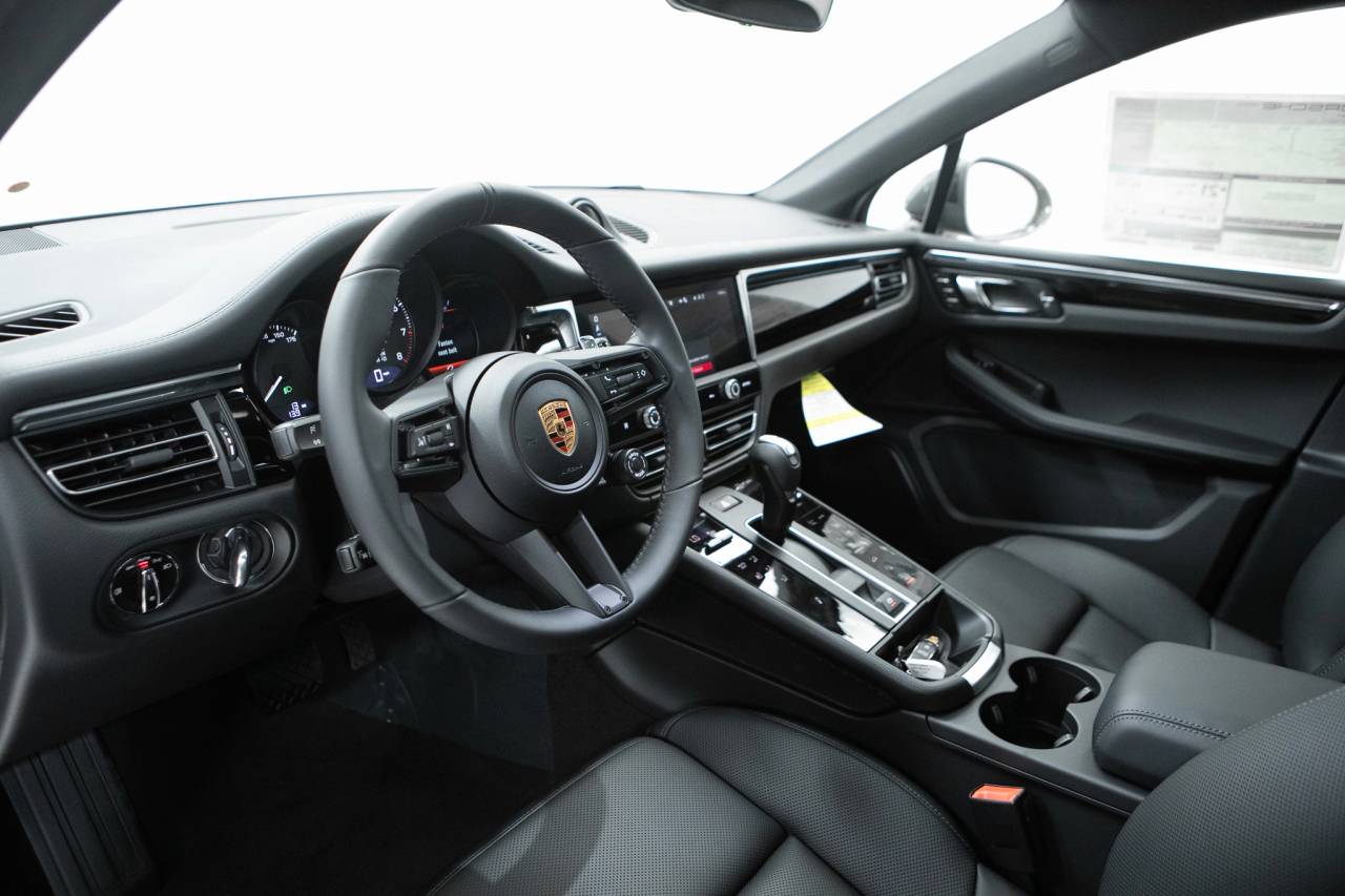 Thumbnail: 2026 Porsche Macan - 4