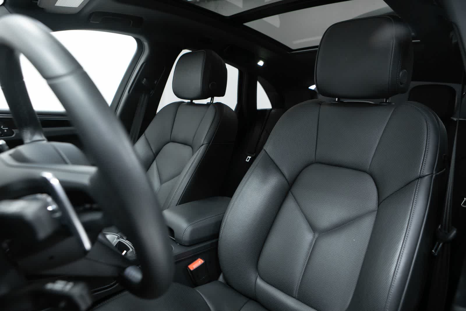 Thumbnail: 2026 Porsche Macan - 4