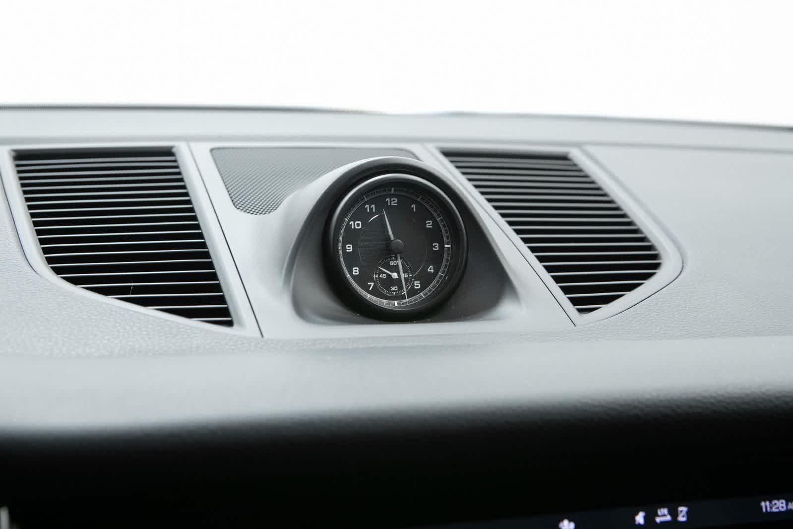 Thumbnail: 2023 Porsche Macan - 25