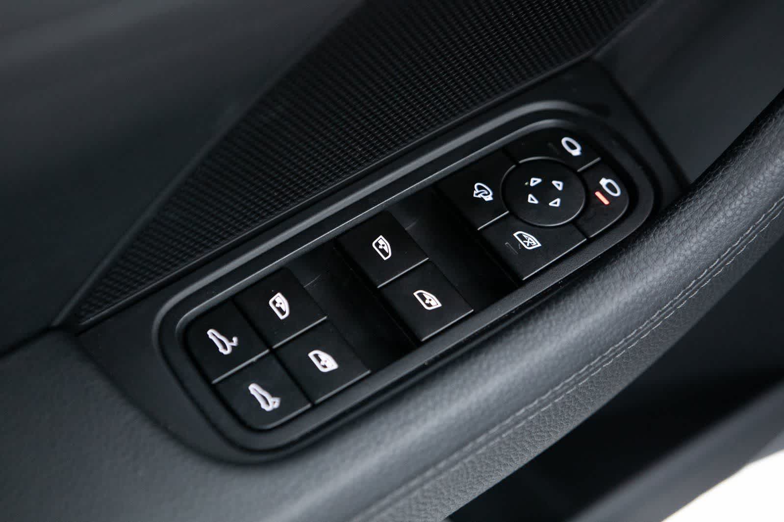 Thumbnail: 2023 Porsche Panamera - 18