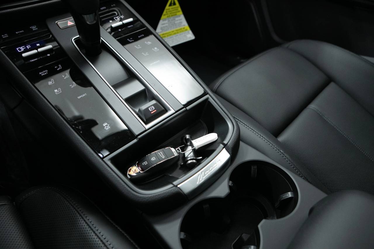 Thumbnail: 2026 Porsche Macan - 33