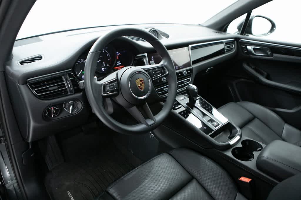 2025 Porsche Macan Base photo 4