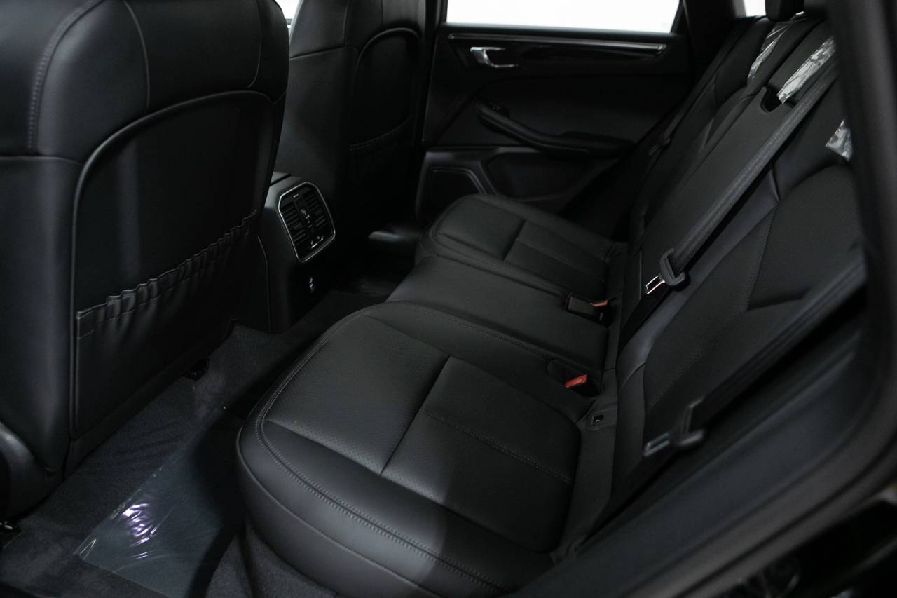 Thumbnail: 2026 Porsche Macan - 35