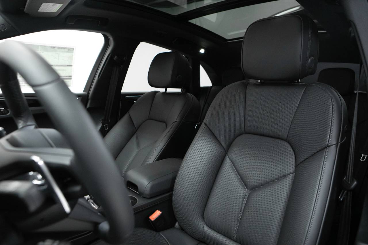 Thumbnail: 2026 Porsche Macan - 5