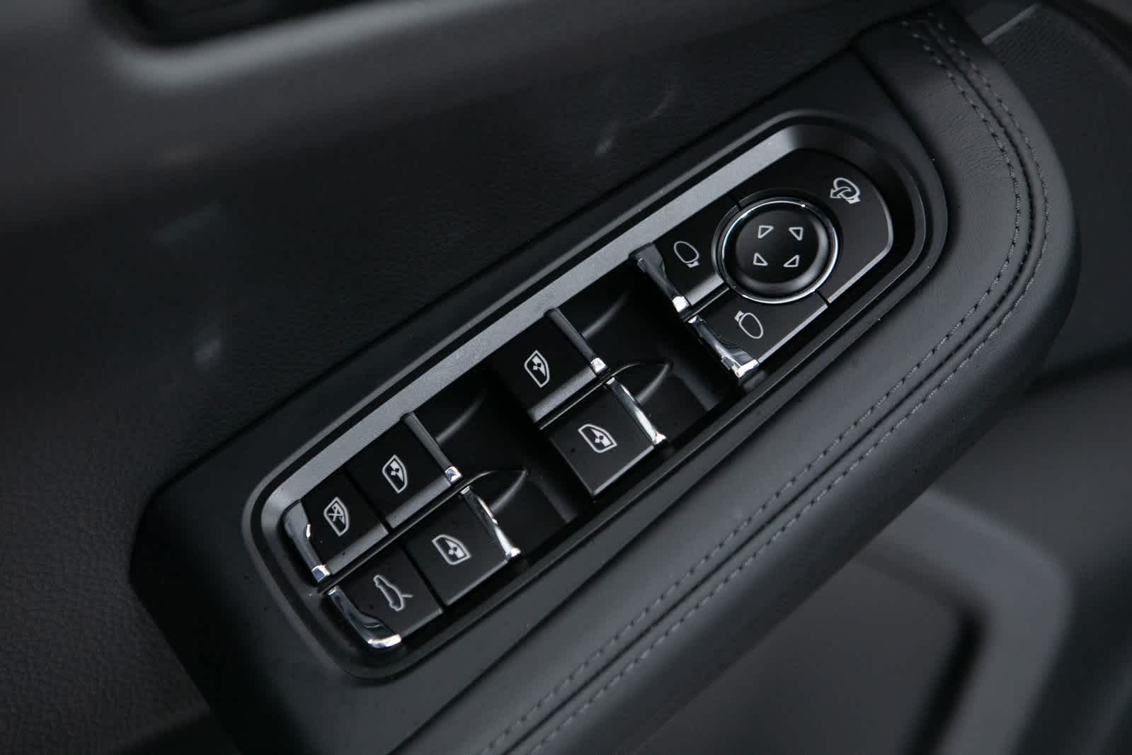 Thumbnail: 2025 Porsche Macan - 18