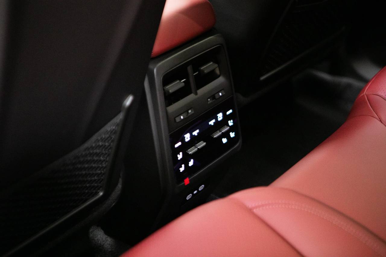 Thumbnail: 2026 Porsche Macan - 35