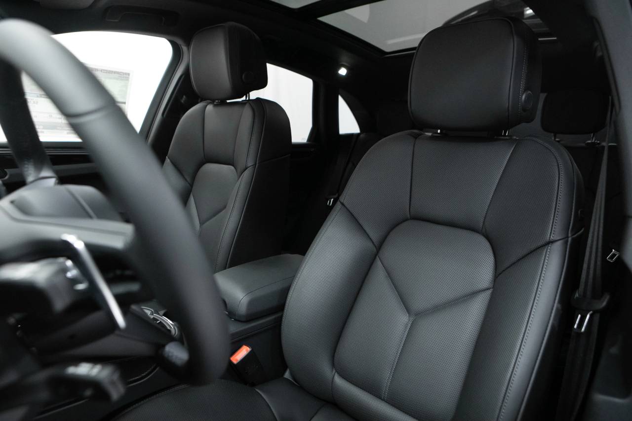 Thumbnail: 2026 Porsche Macan - 5