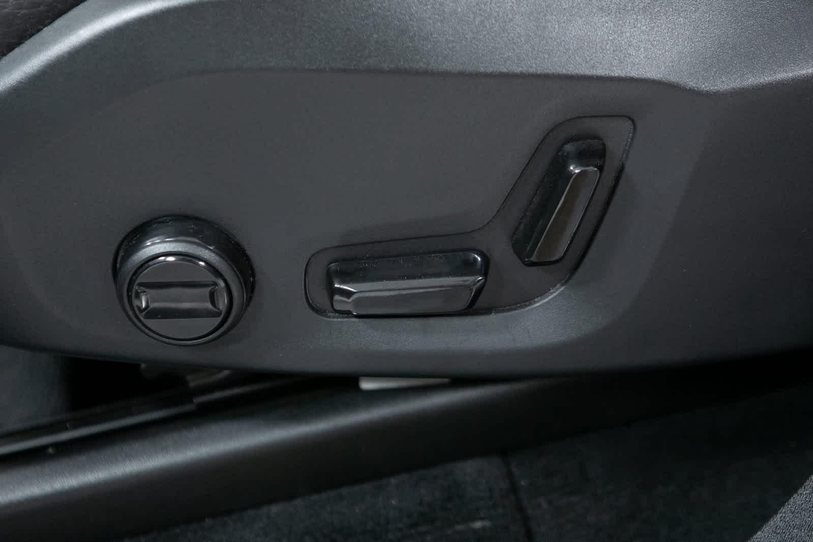 Thumbnail: 2022 Volvo XC90 - 17