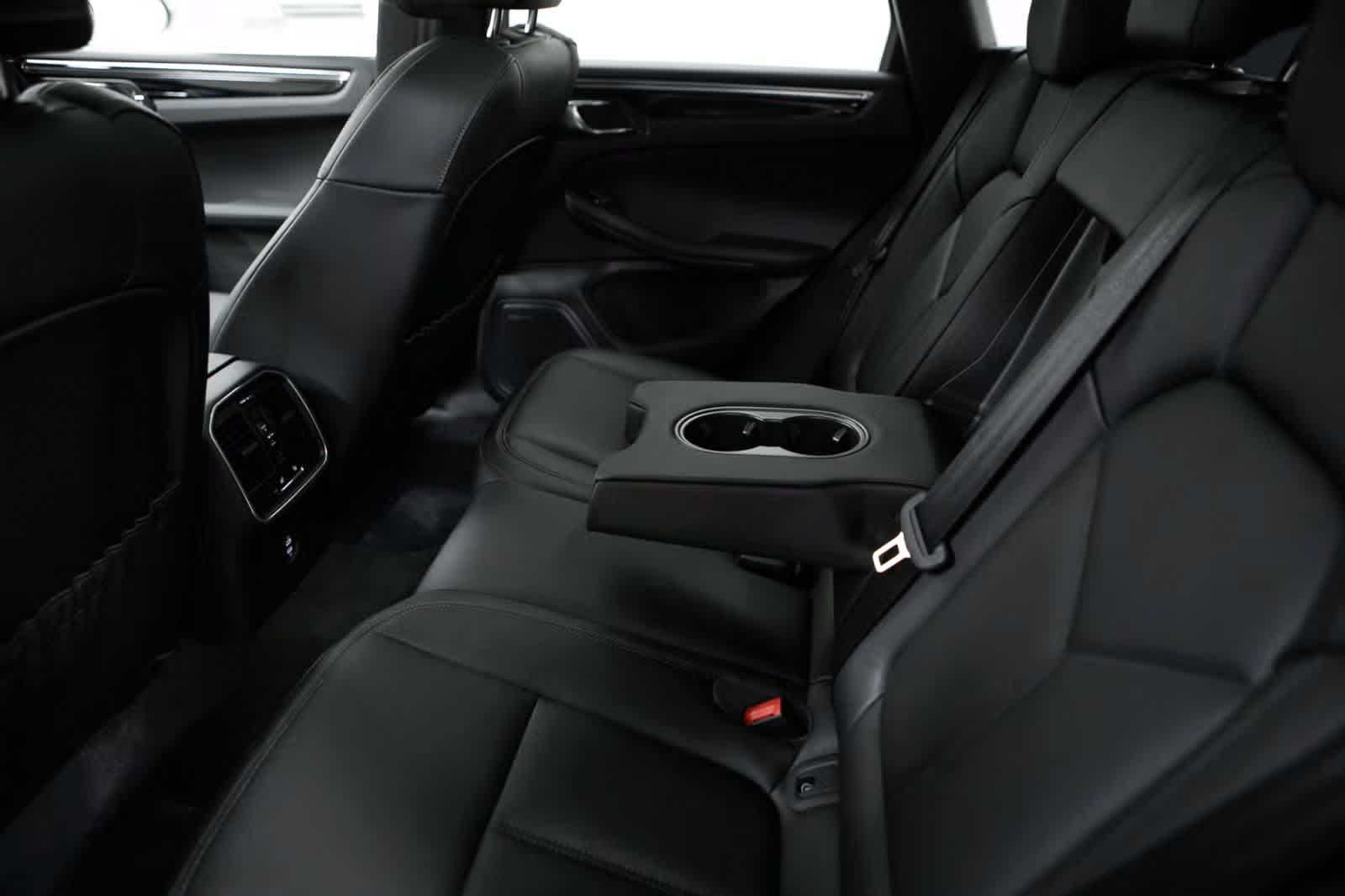 Thumbnail: 2026 Porsche Macan - 34