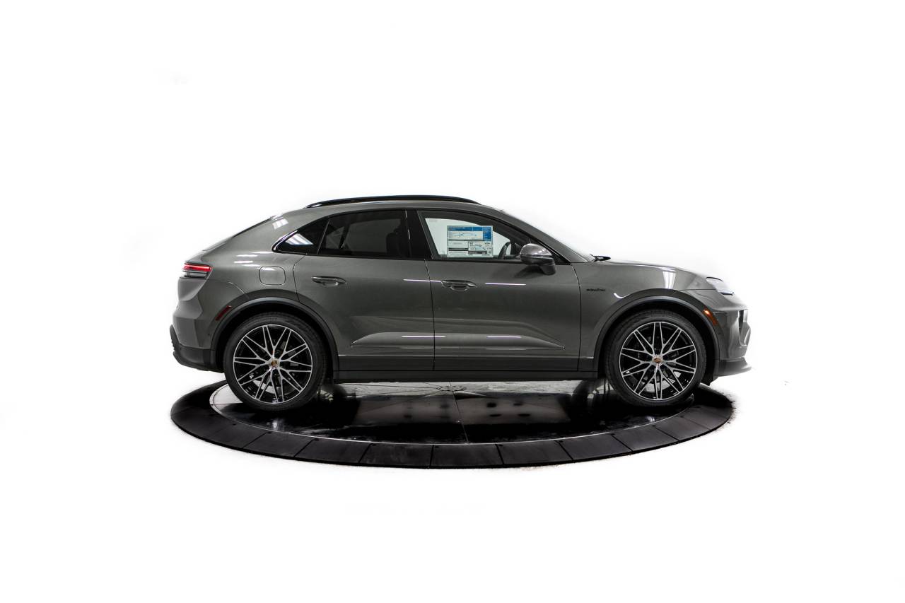 Thumbnail: 2026 Porsche Macan - 8