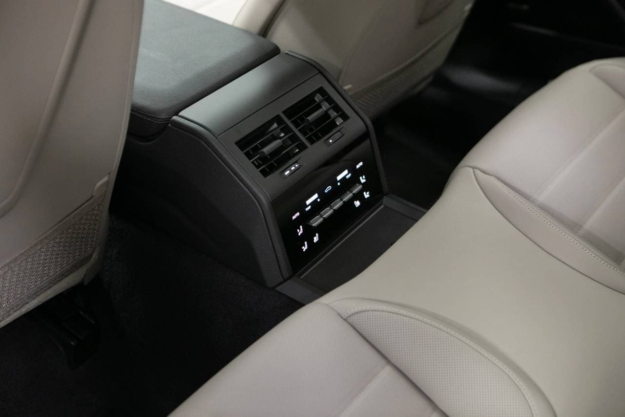 Thumbnail: 2026 Porsche Panamera - 36