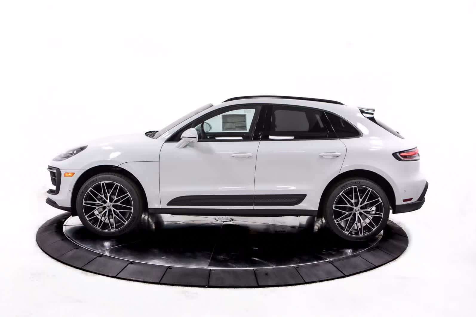 Thumbnail: 2025 Porsche Macan - 2