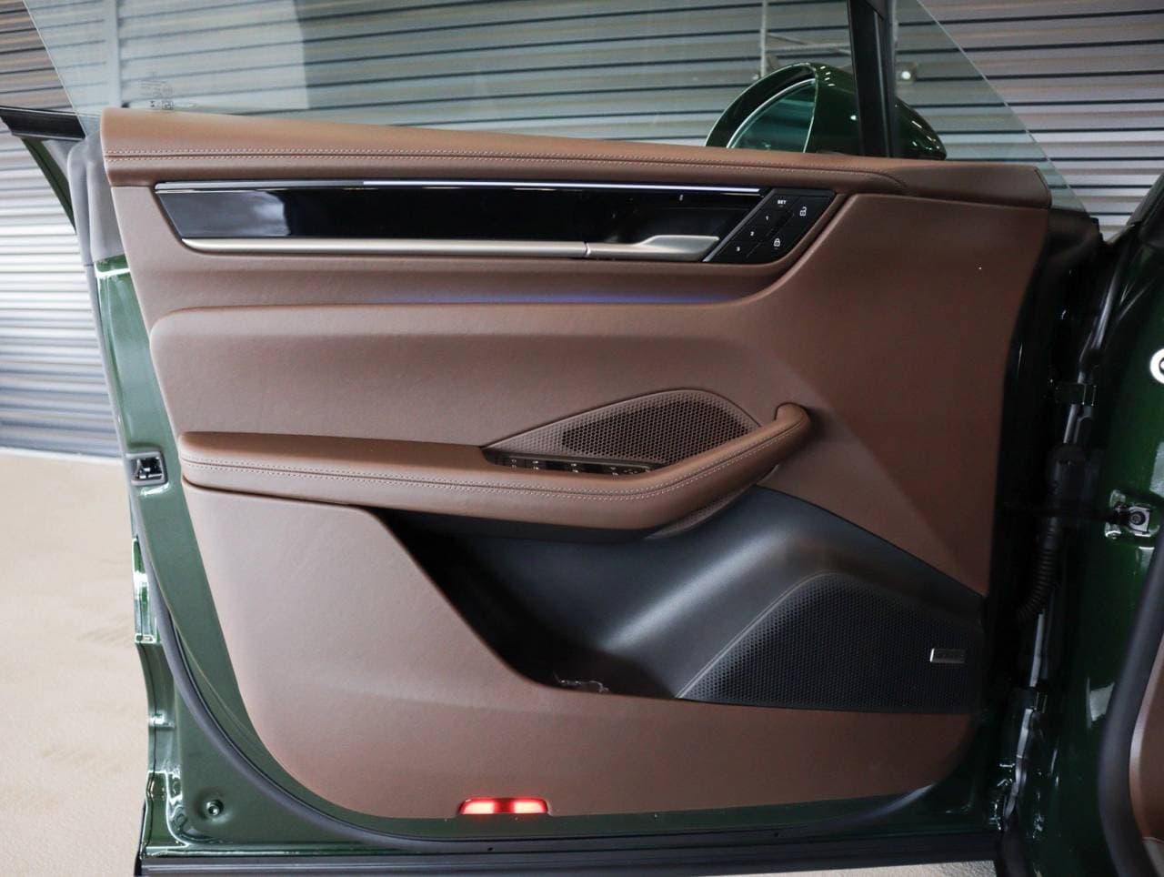 Thumbnail: 2025 Porsche Macan - 25
