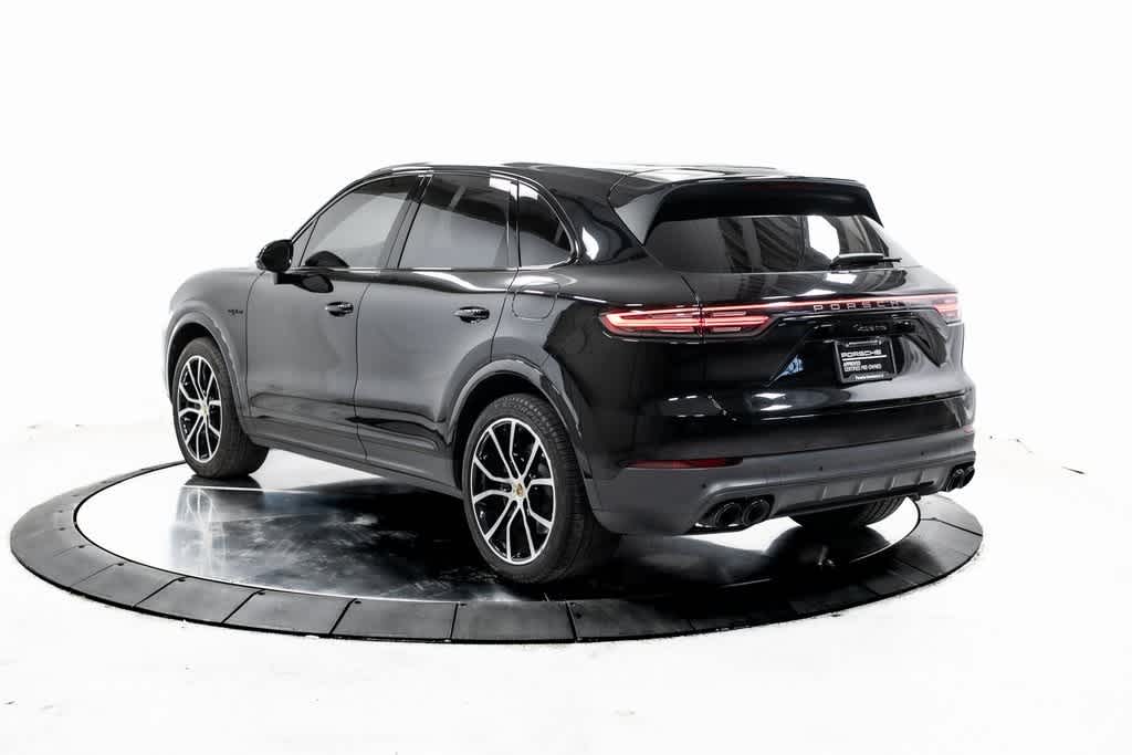 2022 Porsche Cayenne Platinum Edition E-Hybrid photo 3