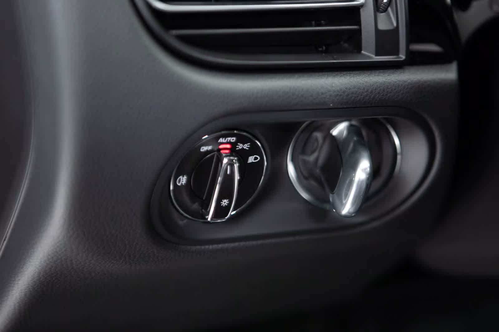 Thumbnail: 2026 Porsche Macan - 28