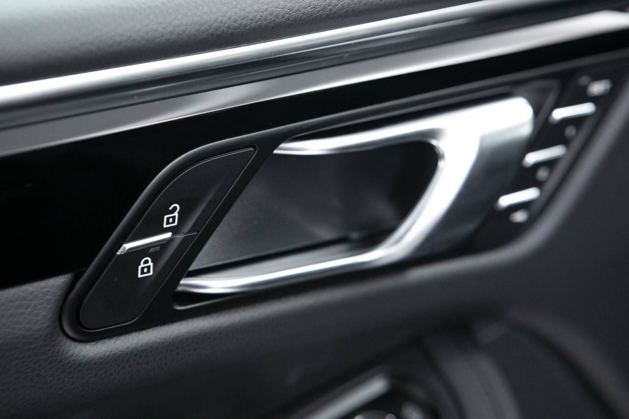 Thumbnail: 2026 Porsche Macan - 26