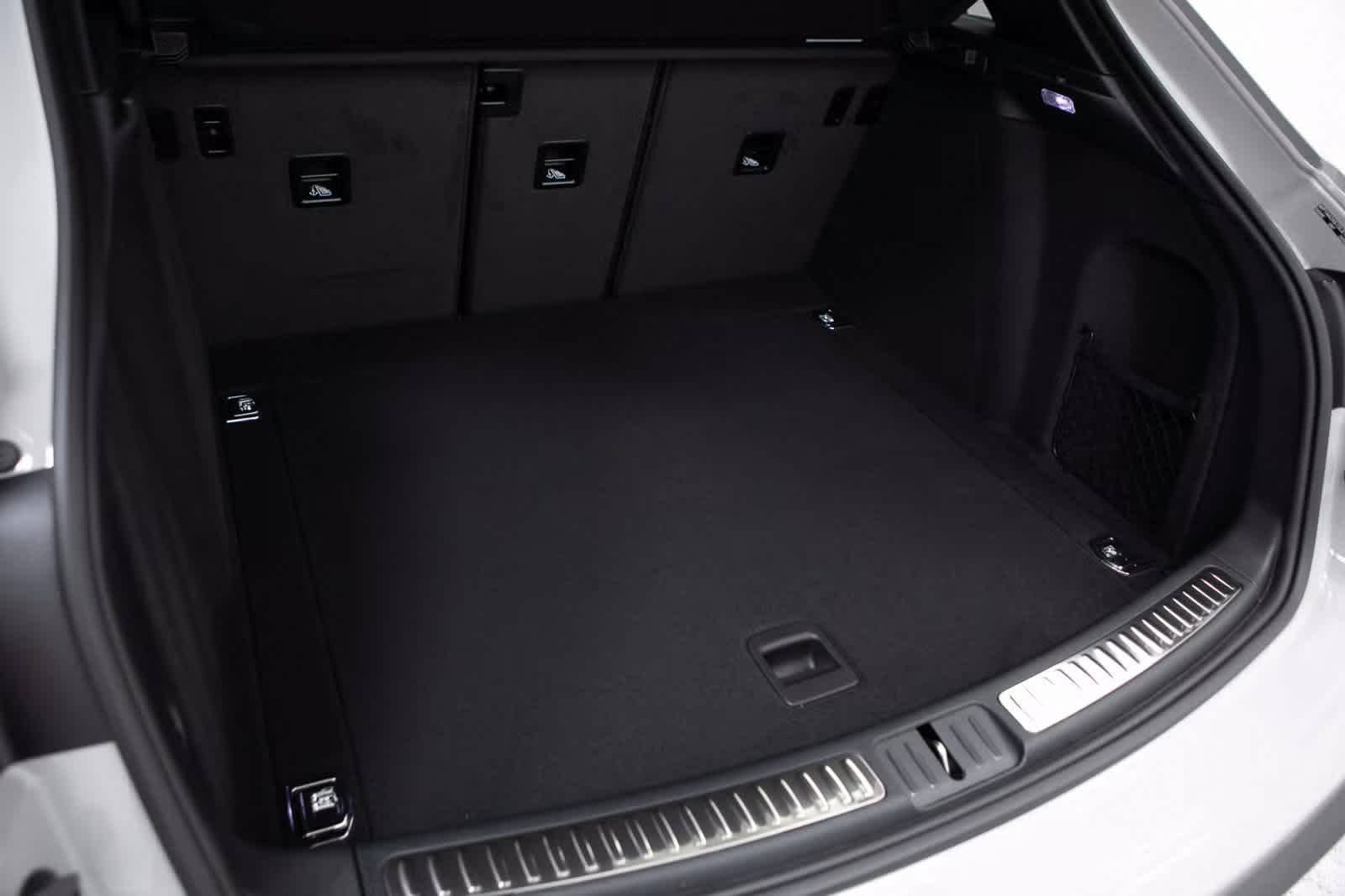 Thumbnail: 2025 Porsche Macan - 32