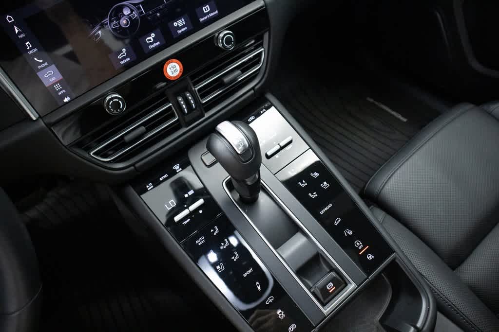 Thumbnail: 2024 Porsche Macan - 21