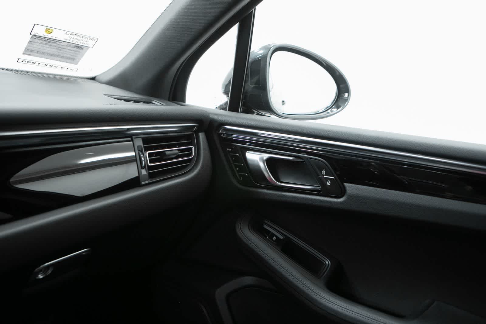 Thumbnail: 2026 Porsche Macan - 31