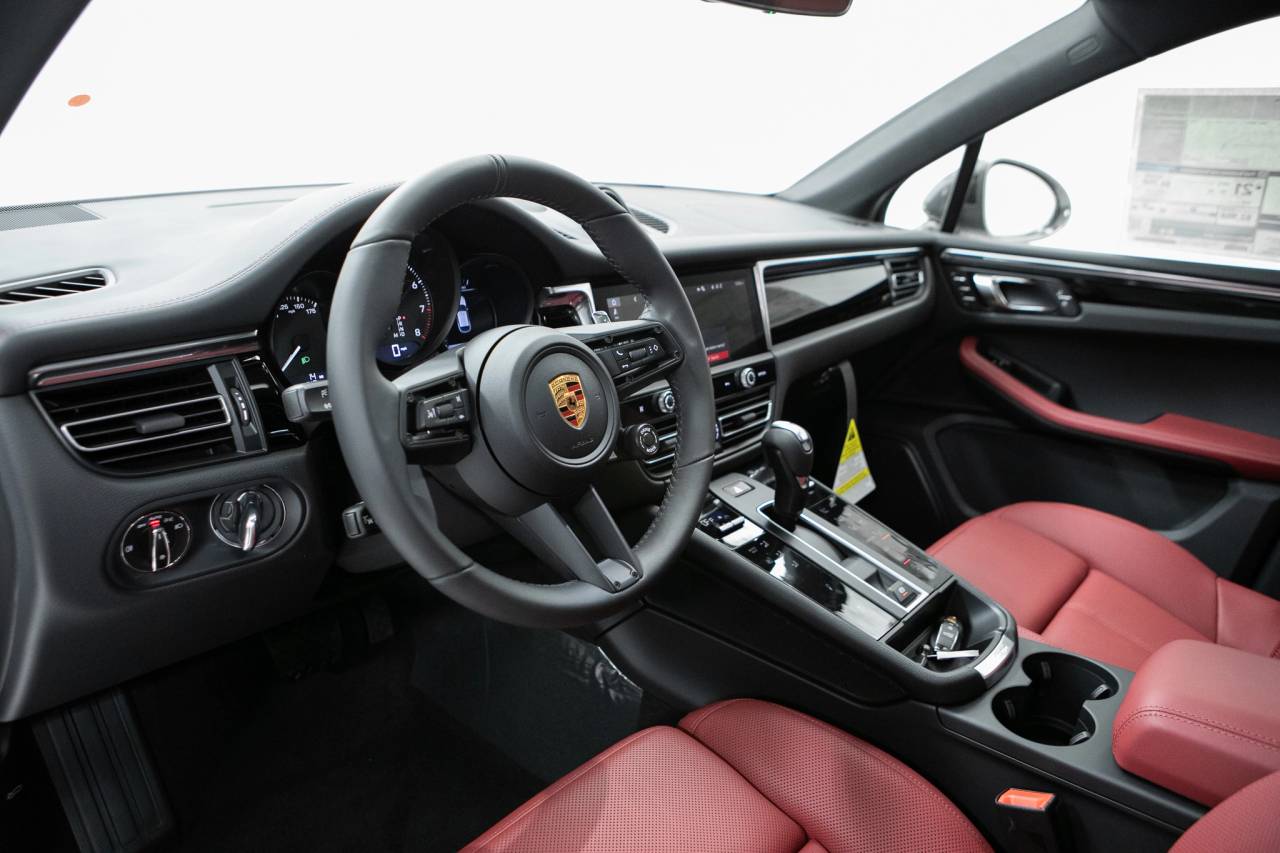 Thumbnail: 2026 Porsche Macan - 4