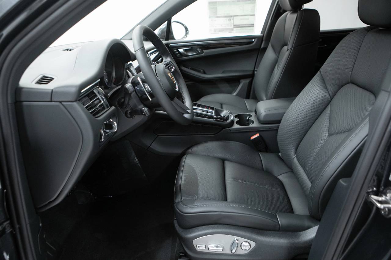 Thumbnail: 2026 Porsche Macan - 23