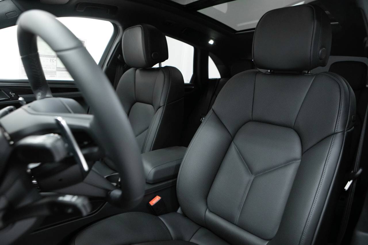 Thumbnail: 2026 Porsche Macan - 5