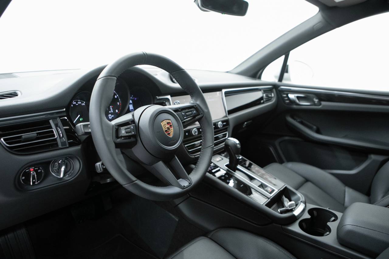 Thumbnail: 2026 Porsche Macan - 4