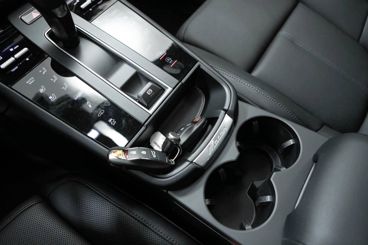 Thumbnail: 2026 Porsche Macan - 32