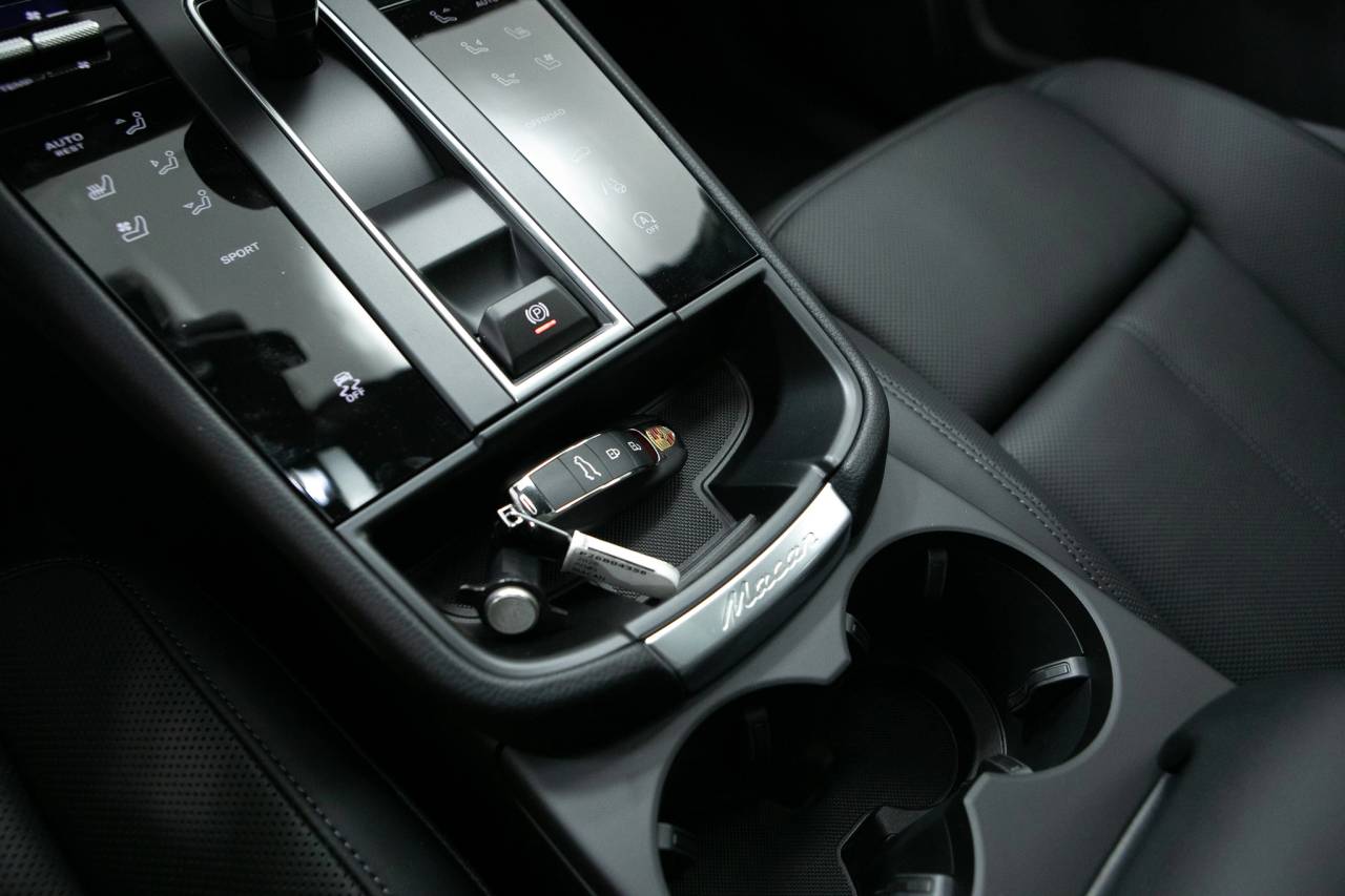 Thumbnail: 2026 Porsche Macan - 33